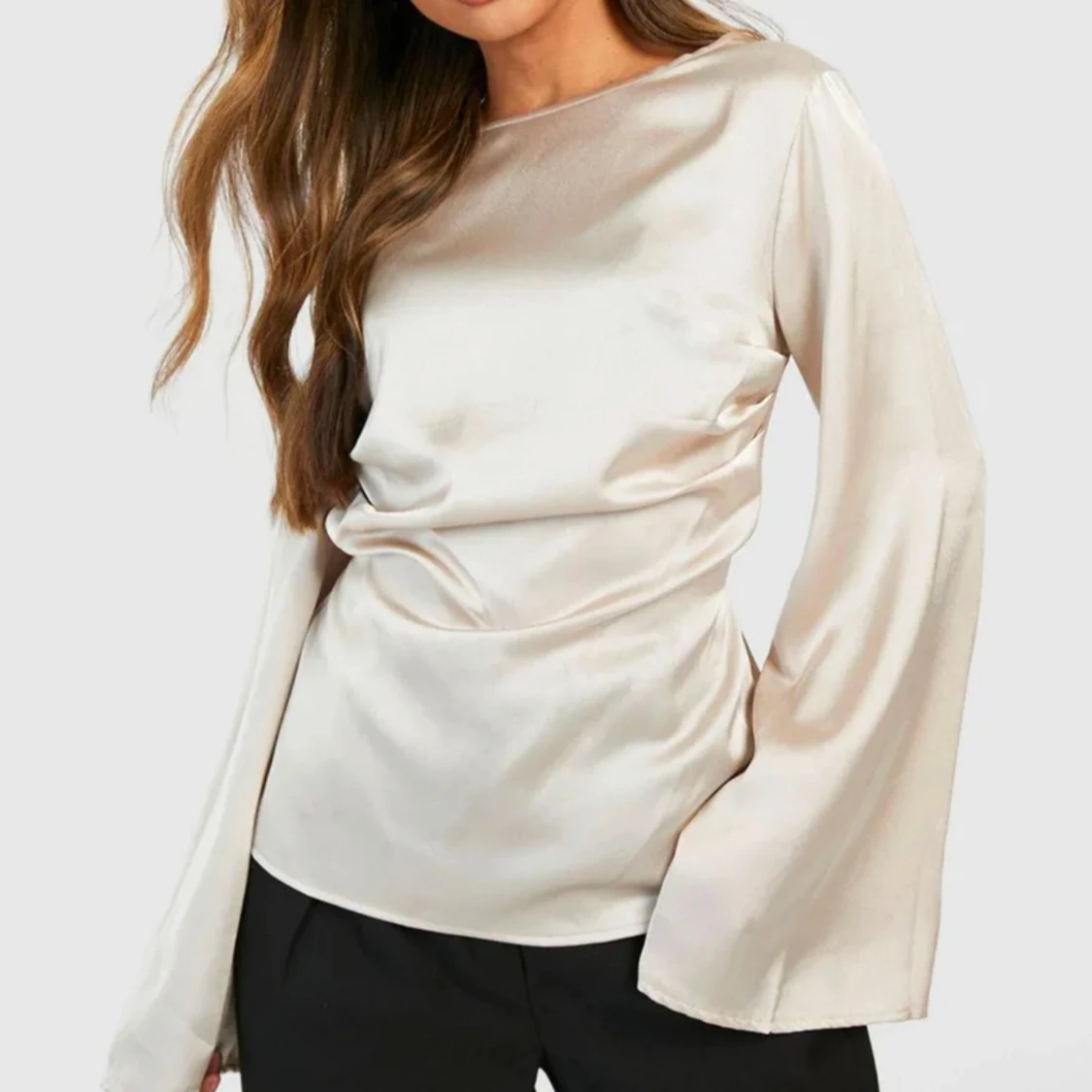 Champagnefärgad satintopp med vida ärmar - 1