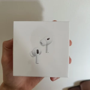 5.2 TB - Säljer ett par 5.2 TB i originalförpackning. Trådlösa hörlurar med aktiv brusreducering och hög ljudkvalitet. Helt oöppnade perfekt för dig som vill ha premiumljud till din iPhone eller andra enheter.