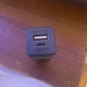 Portabel powerbank 2200mAh - Kompakt powerbank med 2200mAh kapacitet. Utrustad med USB-A utgång och micro-USB ingång för laddning. Perfekt för att ladda mobiltelefoner och små enheter på språng. Mindre yttre slitage syns, men fungerar som den ska.