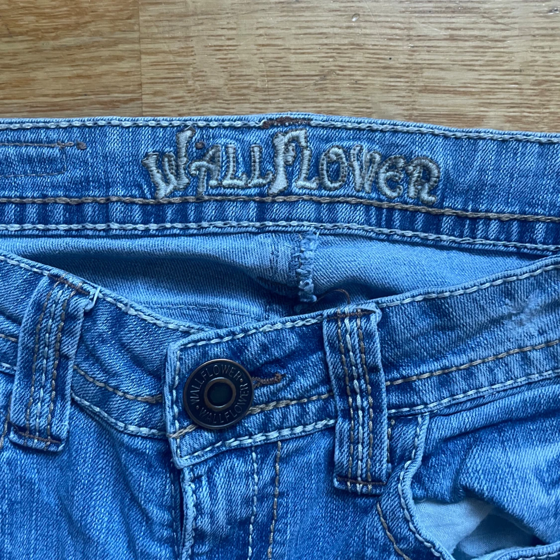 Ljusblåa lowrised bootcut jeans y2k med broderi på fickorna  - 3