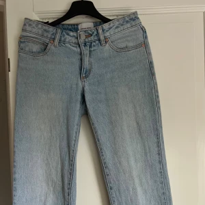 Ljusblå jeans från Abrand Jeans, stl 25 - Snygga ljusblå jeans från Abrand Jeans i klassisk femficksmodell. Jeansen har raka ben, normal passform och är tillverkade i mjukt denim. Perfekta för dig som gillar en enkel och stilren look. Storlek 25 enligt måttguiden.