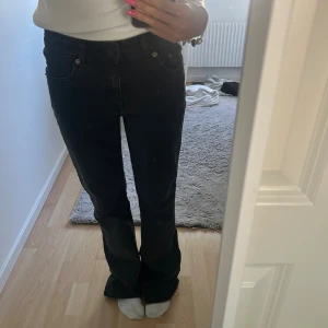 Svarta bootcut jeans från 157 - Säljer ett par svarta jeans från 157 med bootcut-modell och låg midja eftersom de ej kommer till användning . Jeansen har klassisk femficksdesign och är tillverkade i ett mjukt denimtyg. 💗💗