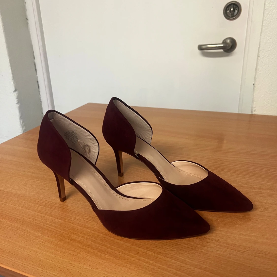 Vinröda pumps från H&M, storlek 40