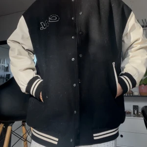 Svart och vit bomberjacka från C.W. - Säljer en snygg svart och vit bomberjacka från C.W. Jackan har kontrasterande vita ärmar, ribbade muddar med ränder och knäppning framtill. Broderad logga på bröstet och quiltat foder på insidan. Storlek S, men väldigt oversized, så passar även M/L. Superskön och rätt varm, perfekt nu till hösten! Hör av dig vi fler frågor💕