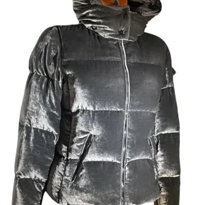 Silvrig pufferjacka från moncler - Snygg äkta pufferjacka från moncler. Jackan har två fickor med dragkedja och en oversized look som ger en cool vibe. Perfekt för kalla dagar.
