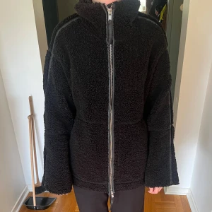 Svart teddyjacka med dragkedja - Säljer denna trendiga teddy jackan nästan aldrig använd! Den är slutsåld ( ops kedjan är ej rostig bara ljuset )