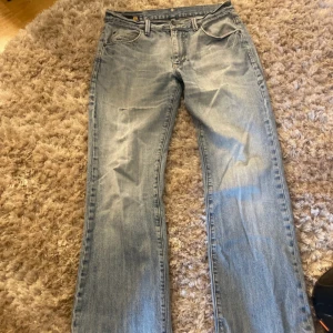 Utsvängda jeans  - Säljer ett par ljusblå jeans ifrån vintage love i storlek S innerbenslängden är ungefär 74