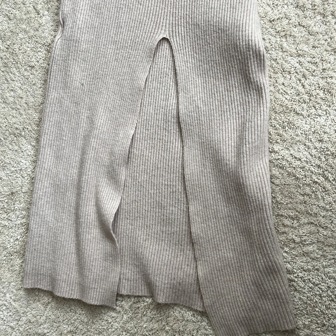 Beige ribbad långklänning med slits - 1