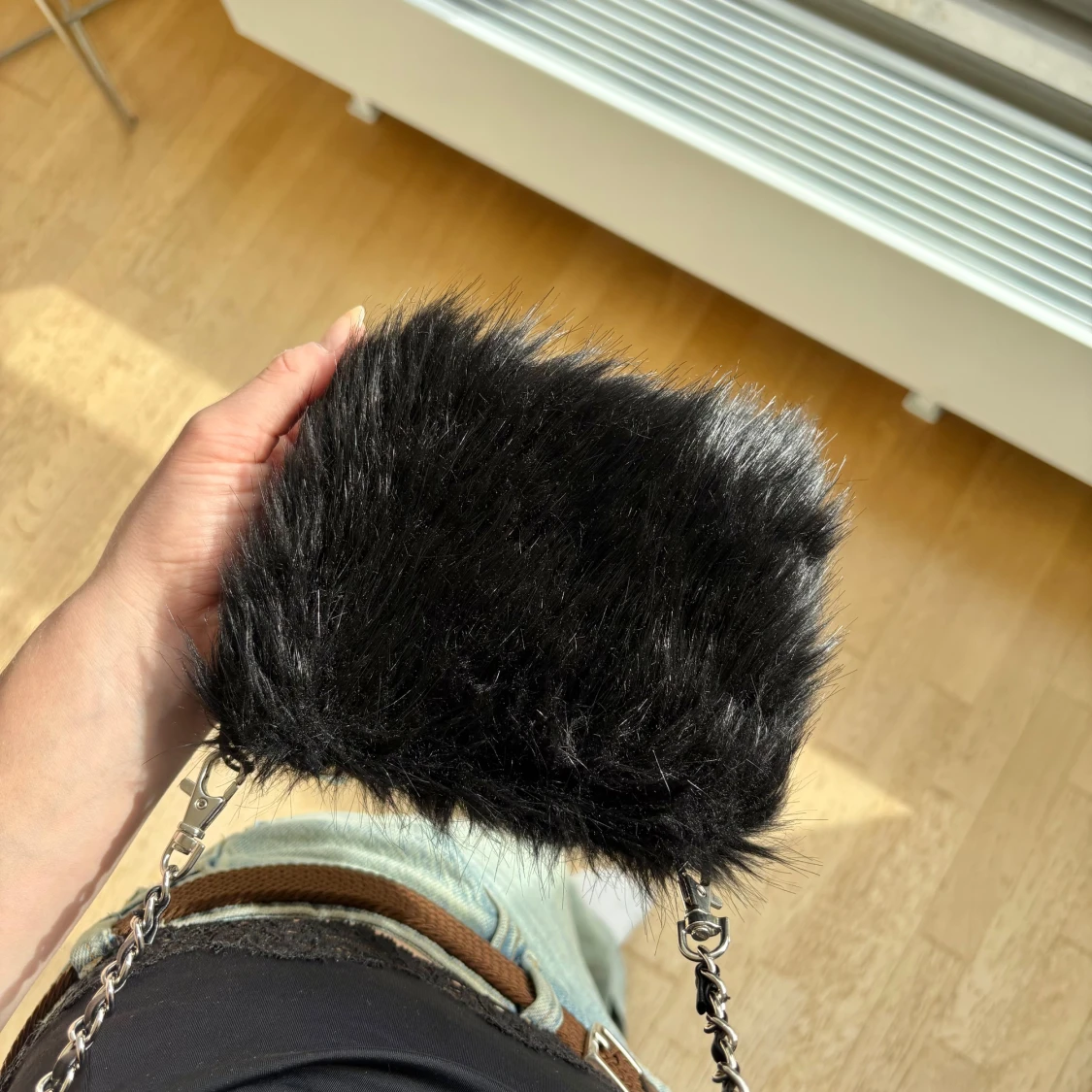 Svart spetslinnetopp med tunna axelband - 2