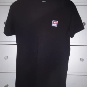 Diesel t-shirt  - Enkel t-shirt med broderat diesel tryck 
