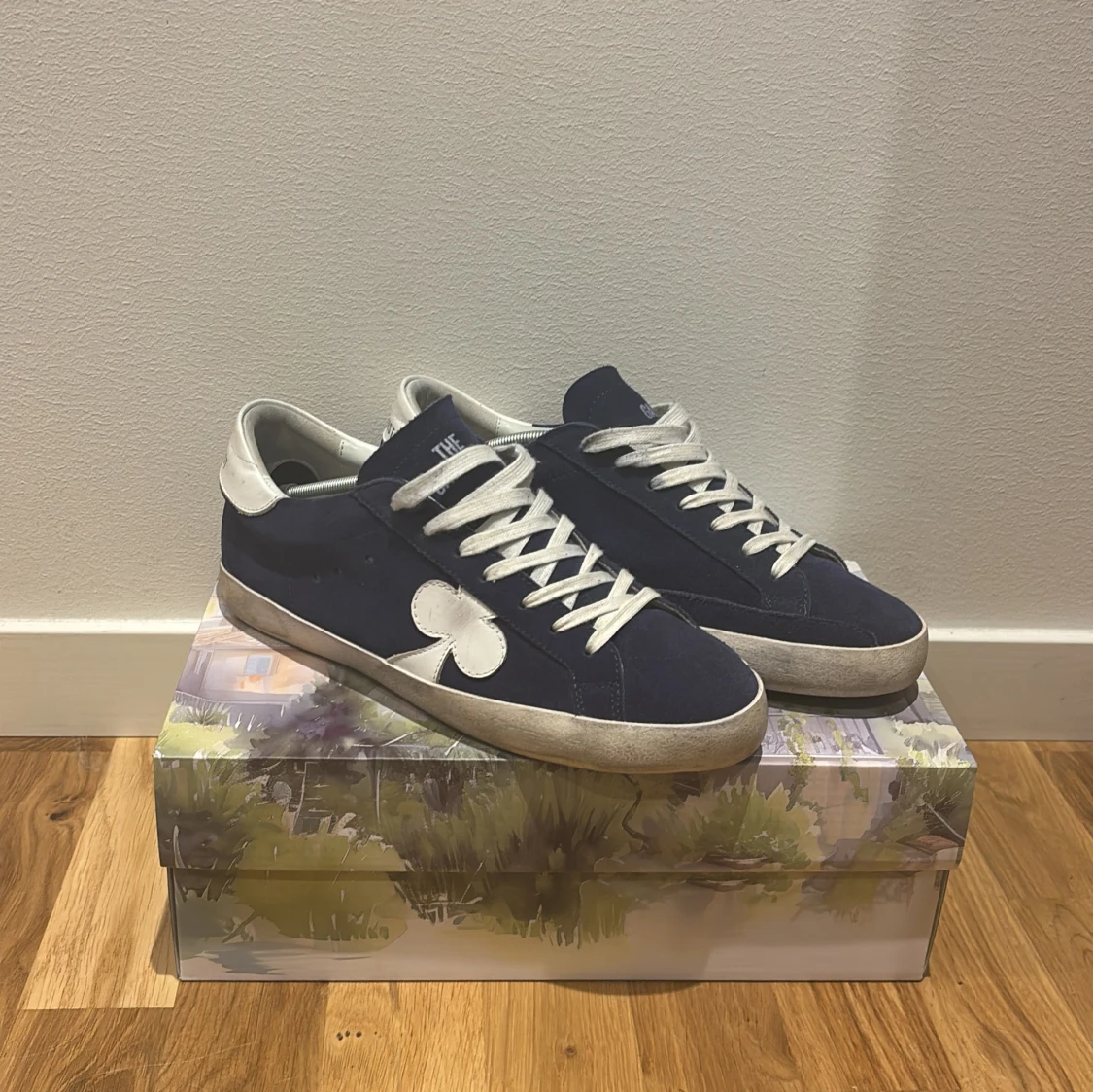 Blå sneakers The Gallerist mocka