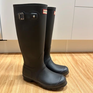 Hunter gummistövlar  - Gummistövlar från Hunter, storlek 37. Knappt använda, nyskick. Nypris 1 595 kr.   #hunter #boots #stövlar #gummistövlar #wellies #rain #friluftsliv #hunterboots #festival