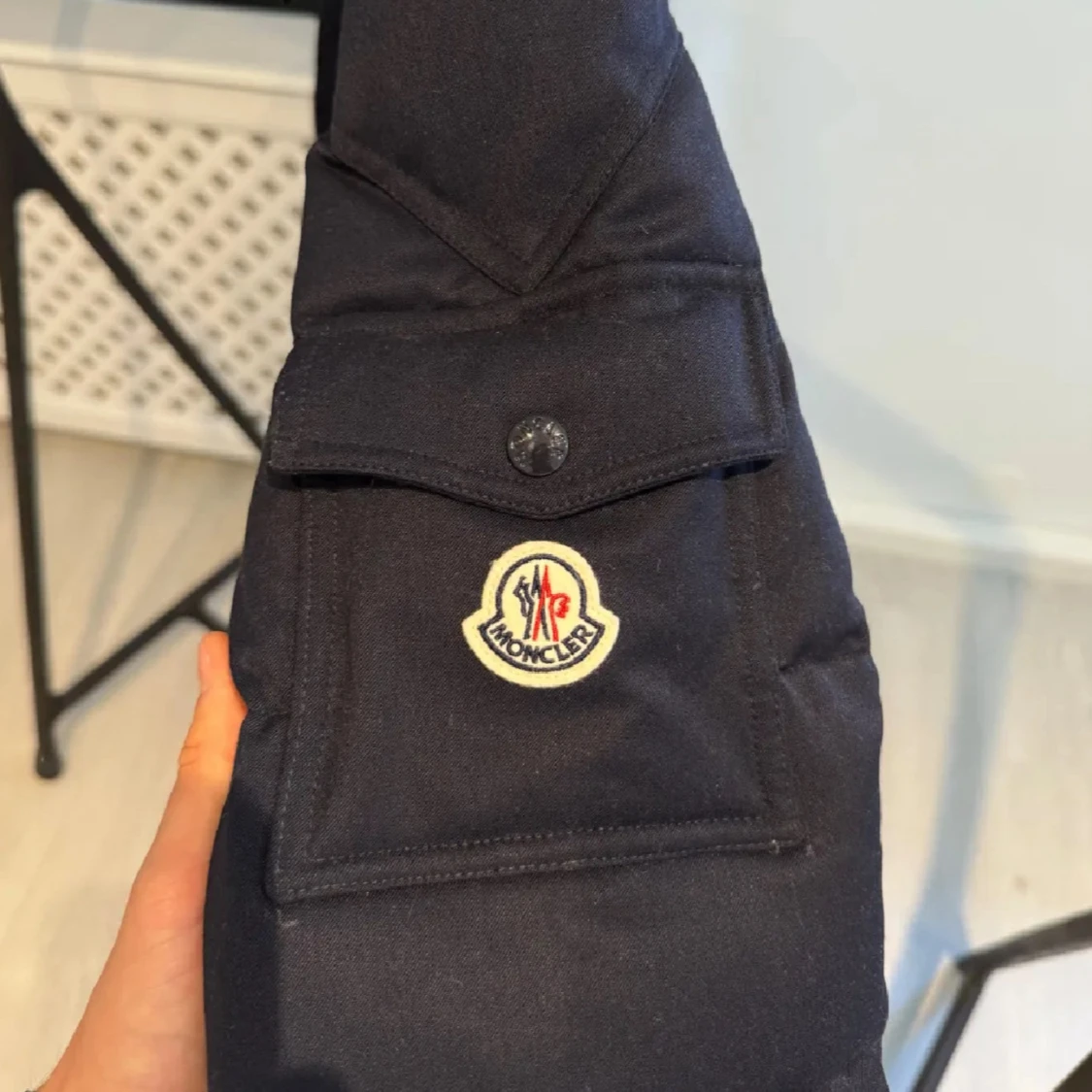 Svart Moncler dunjacka med huva - 2