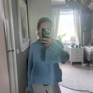 Stickad tröja - Blå stickad tröja i jätte bra skick aldrig använd💞