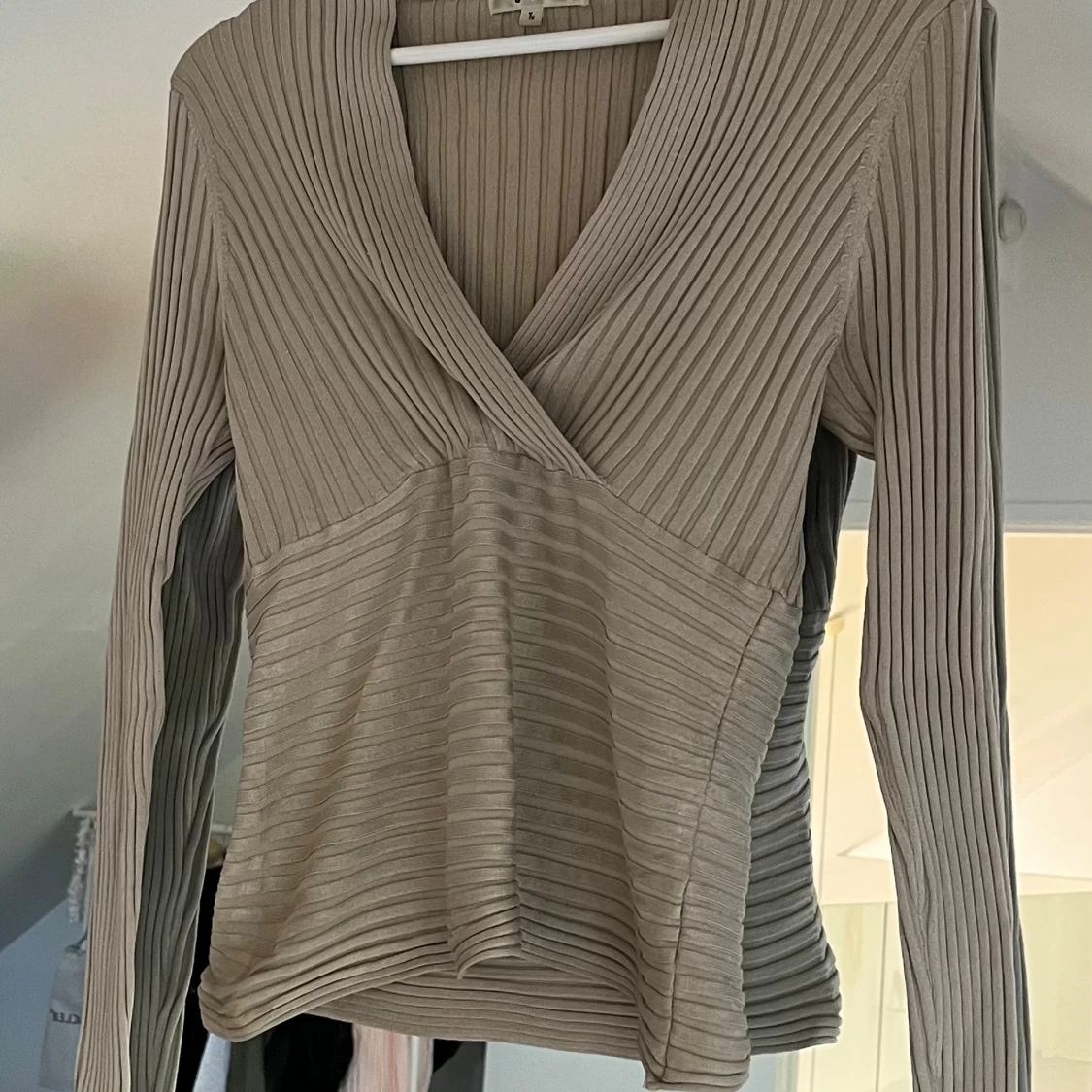 Beige ribbad omlottopp från J.W.