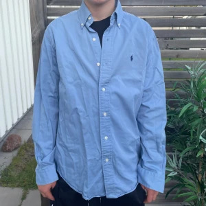 Ralph Lauren skjorta - Tja jag säljer denna feta Ralph Lauren skjorta i storlek 16y vilket motsvarar m. Jag säljer för endast 449kr jag kan också gå ner i pris! 