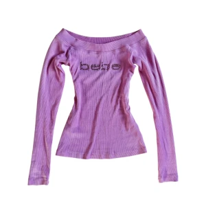 Bebe topp - I am selling this of shoulder top from Bebe , size S(fits like an XS/S, in my opinion) .Measurements: width at the bottom across: 30cm and total length : 30cm. Feel free to reach out if you have any questions about other measurements or details! 💞