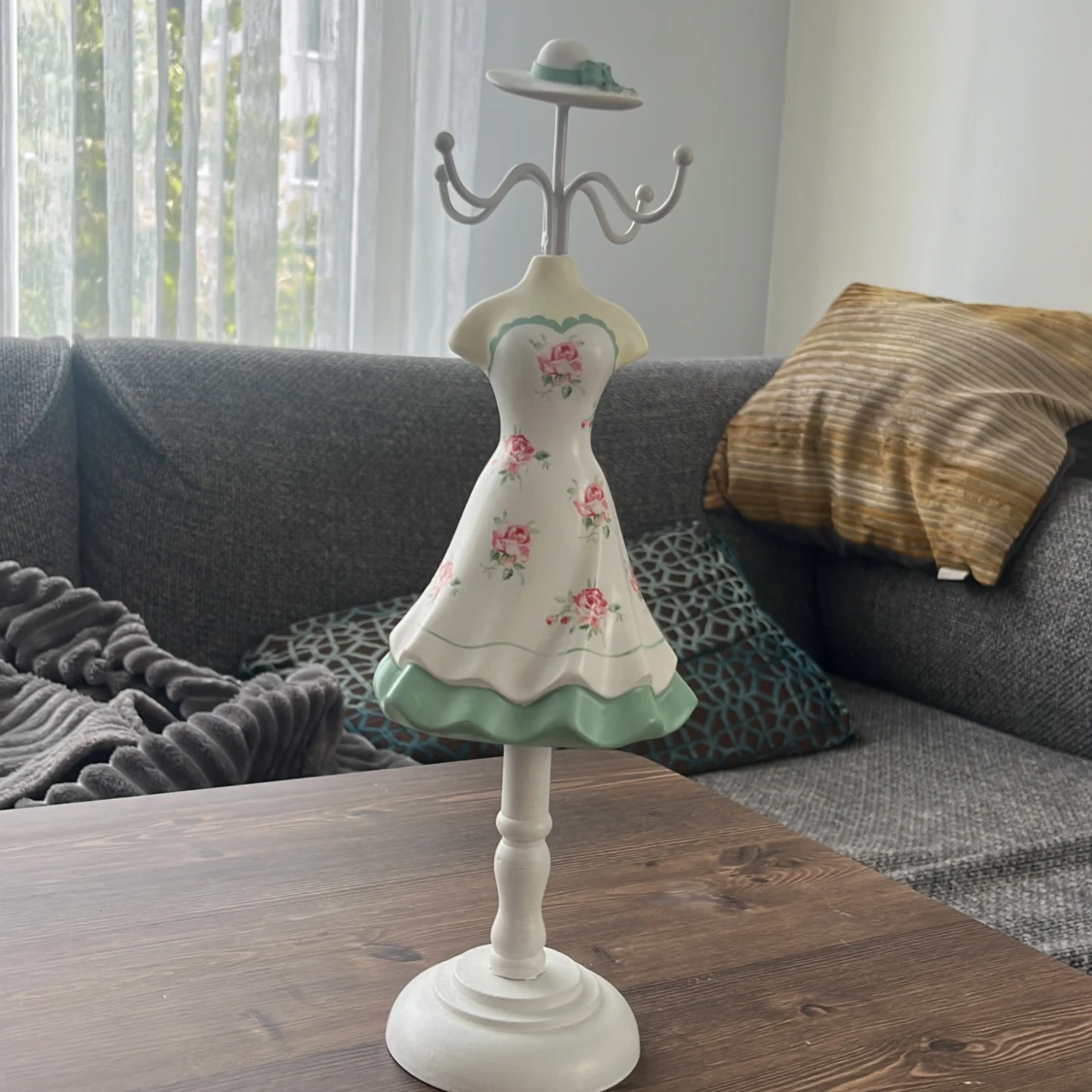 Vit blommig kortklänning med grön volang