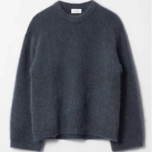 Blå mohair tröja  - Så gosig tröja i mohair från & other stories, knappt använd då den glömts bort i garderoben och behöver rensa ut! Älskar den!!!😍