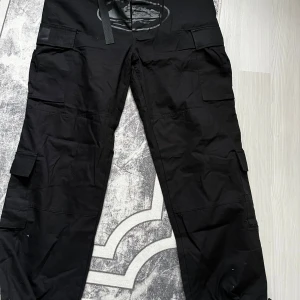 Corteiz cargo-byxor - Säljer ett par Corteiz Cargo-byxor i storlek L. Använda en gång, men de var tyvärr för stora. Byxorna är i mycket bra skick. Skriv vid frågor eller om du vill ha fler bilder!