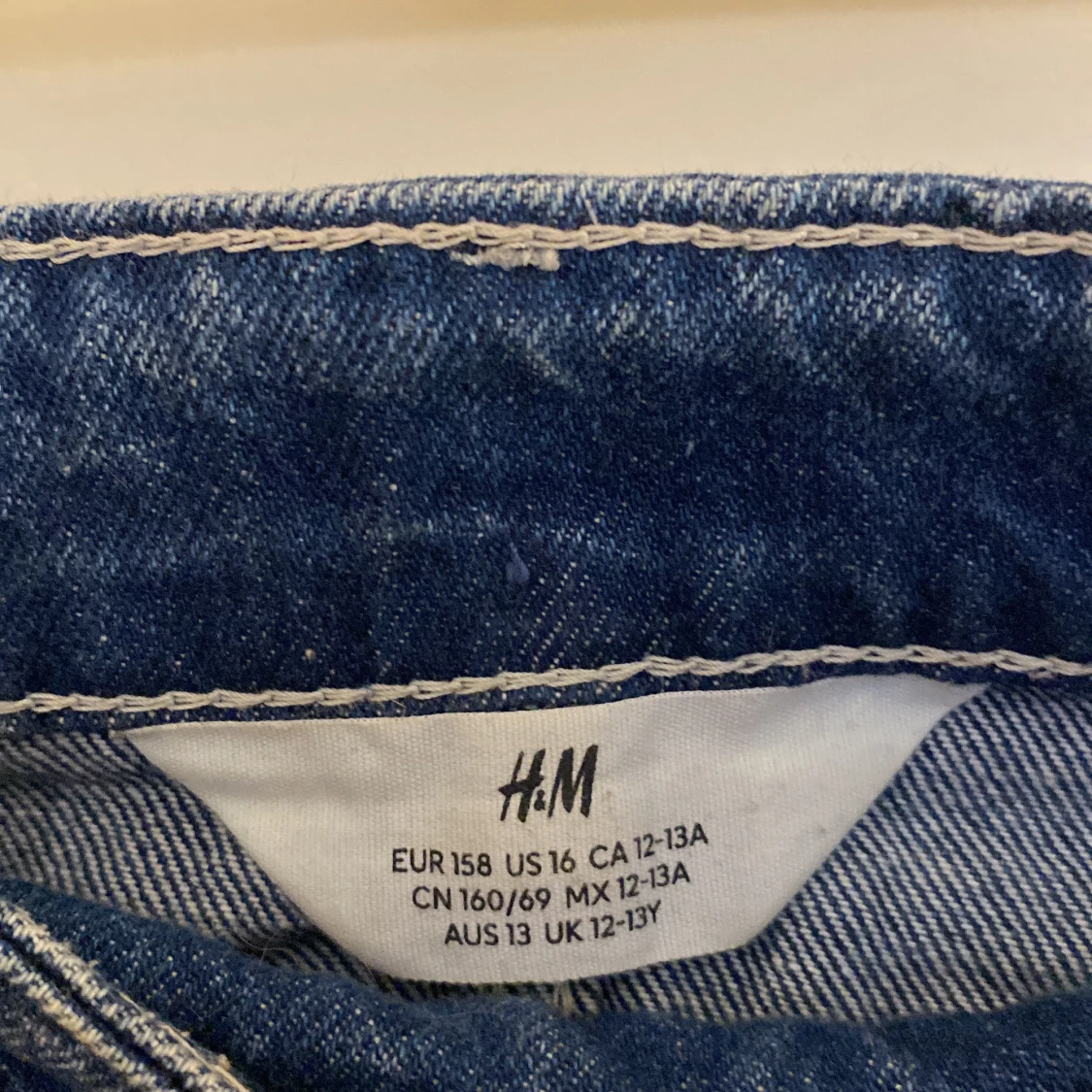 Blå jeanskjol från H&M med rå kant - 2