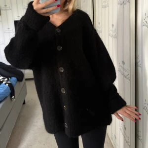 Svart mohairkofta från H&M  - Så snygg och gosig mohairmix tröja från h&m edition. Nypris 799kr, säljer för 350kr. Aldrig använd. 