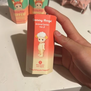 Sonny Angel Animal Series Ver.2 - Sonny Angel Animal Series Ver.2 blind box mini figur. Söt samlarfigur med djurtema, levereras i originalförpackning. Figuren är i mycket fint skick, inga synliga defekter. Perfekt för samlare eller som present.