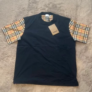 Burberry tee - Burberry tee – Storlek M  ✅  – tag kvar, men kvitto saknas 🧼 Helt oanvänd – inga märken, fläckar eller skador 📦 burberry påse medkommer👍🏽   ⚠️ Säljes p.g.a. fel storlek 📍 Möts upp i Göteborg eller skickas spårbart  Skicka ett meddelande om du är intresserad eller har frågor!