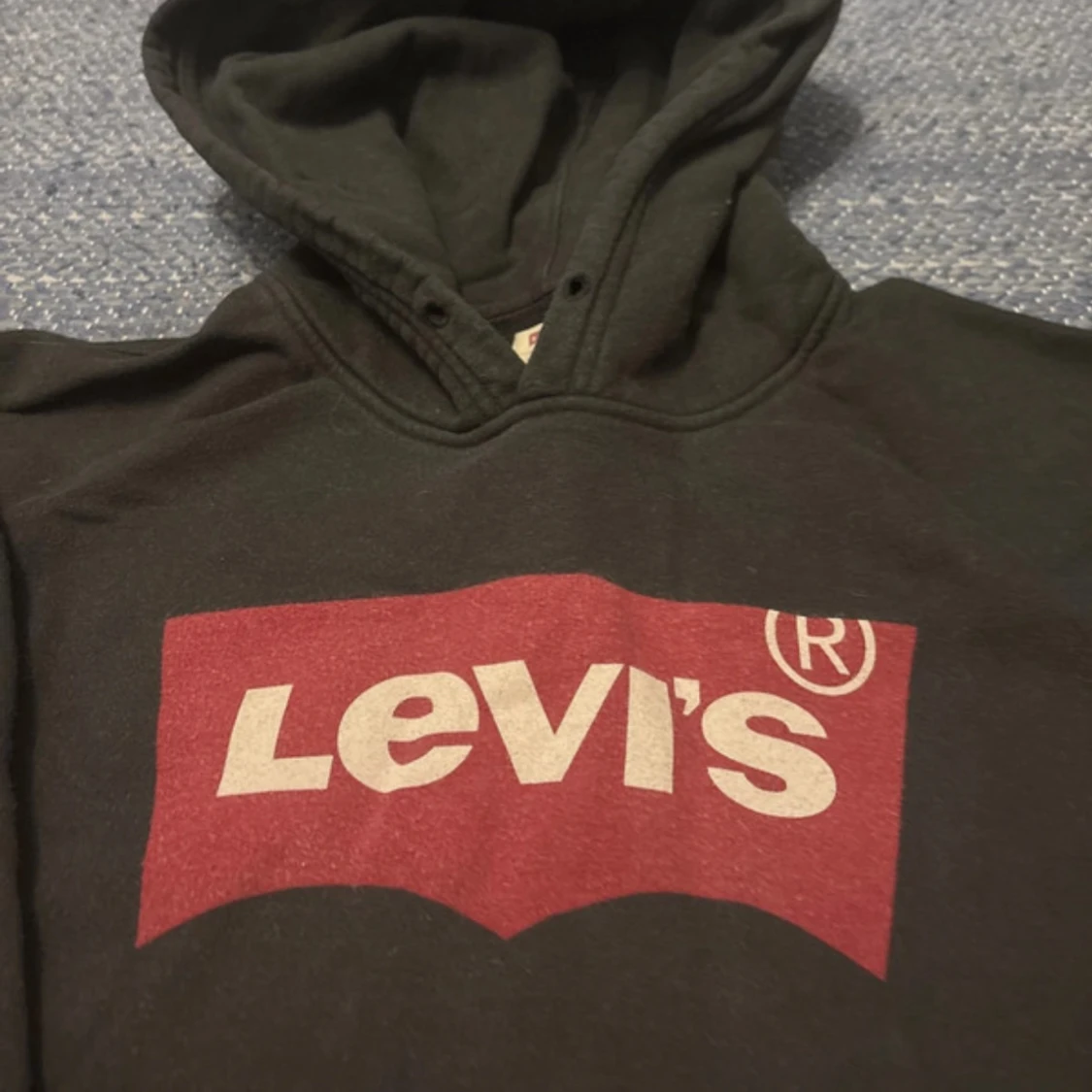 Svart hoodie från Levi's med logga - 1