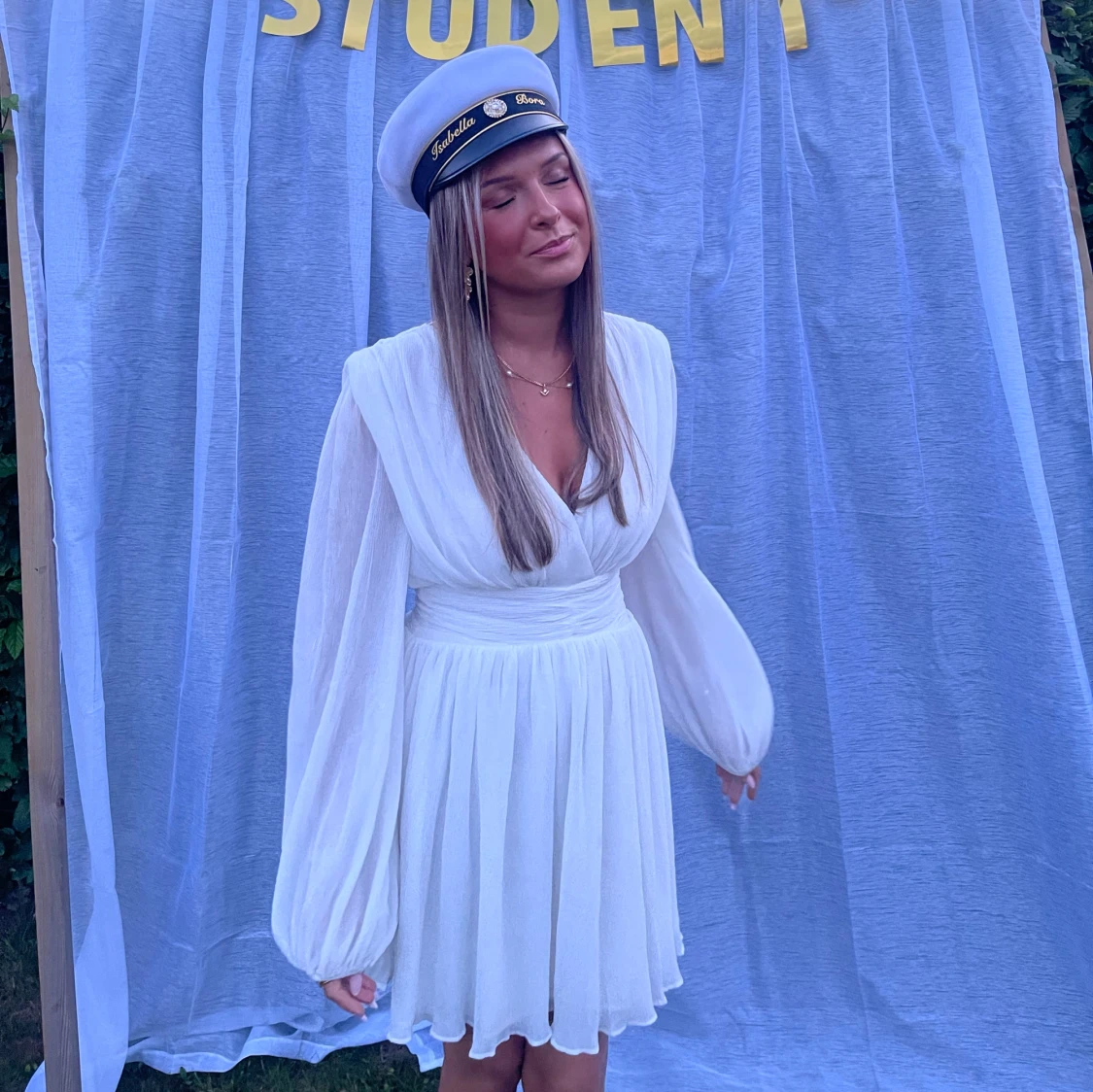 Vit kortklänning med v-ringning - 1