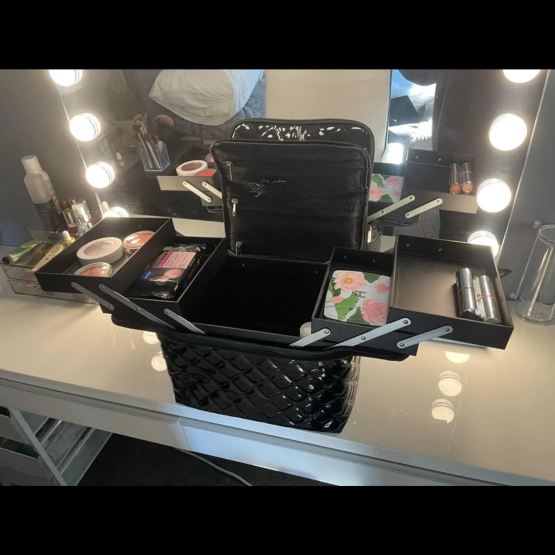 Shelas - Svart quiltad sminkväska med dragkedja - 4