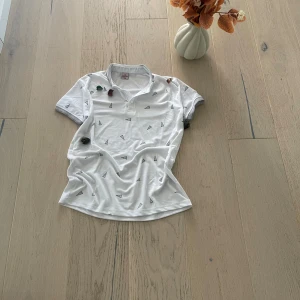 Piké tröja|Vit|146/152|139:- - Ett fint och fräscht kvalitet,bra att ha på fest och andra evenemanger.  Passar bra till barn från:11-13 års åldern  Skick:Helt nytt skick,  Pris kan ej diskuteras!  Pris:139:-