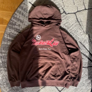 Sicko ’Born From Pain’ Hoodie - Säljer min Sicko hoodie || Buren men inga tecken på skador || Storlek L, men sitter som en M || DM vid fler frågor! ||