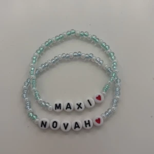 Handgjorda armband - Två stycken egen designade armband med namn! Innan namnet finns 2st pärlor av den andras färg för att de ska bli mer lika varandra:)❤️Namn och färg går att ändra efter önskemål! Även mönstret på hur pärlorna blir går att ändra! Dessa kostar 40kr st❤️ armband görs efter önskemål:)
