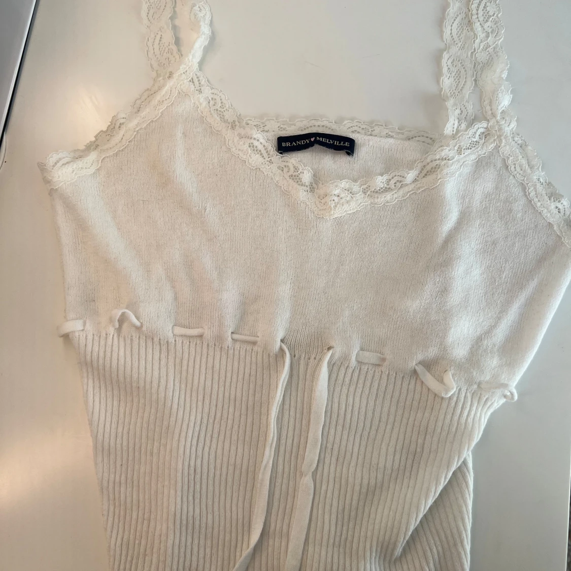 Vit spetsdetaljerad linnetopp Brandy Melville - 2