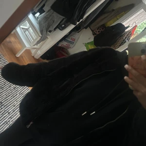 Svart pälsjacka med dragkedja - Mysig svart pälsjacka med dragkedja framtill. Jackan har en fluffig och mjuk känsla, perfekt för kyligare dagar. Fodrad insida för extra komfort och värme. Enkel och stilren design som är lätt att matcha med olika outfits. Pris kan diskuteras 