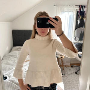 Vit polotröja med trekvartsärm - Superfin krämvit polotröja från &other stories!🤍Den har trekvartsärmar och har en slitt på sidorna. Köpte den från sellpy och den är sedan innan rätt så feltvättad och därför inte så stretchig (därav priset), därför skulle jag säga att den passar XS.