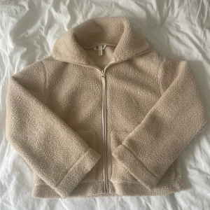 Teddyjacka H&M - Beige teddyjacka från H&M i superfint skick. Köpte på plick för 500kr. Slutsåld i butik. 💞 Storleken är S men skulle säga att den passar XS/S. Säljer då den nog inte kommer att komma till användning. 💗