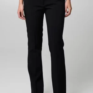 Svarta low waist kostymbyxor med rak passform - Snygga svarta low waist kostymbyxor med klassisk rak passform och midja med hällor för bälte. Byxorna har diskreta fickor bak och är perfekta för en clean och stilren look. Materialet är slätt och ger en dressad känsla.