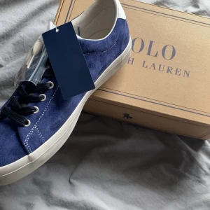 Ralph lauren sneakers - Unika sneakers från ralph lauren i fin blå mocka. Säljer för att dom inte kom till så mycket användning i sommar, knappt använda så fortfarande i nyskick! Hör av er💪🏻