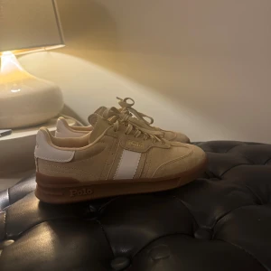 Beige sneakers från Polo Ralph Lauren - Snygga beige sneakers från Polo Ralph Lauren💕