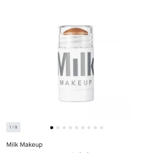Milk Makeup bronzer stick - Säljer min bronzer stick från Milk Makeup i en varm brun nyans. Perfekt för att skapa naturlig solkysst look och enkel att applicera direkt på huden. Använd 5-6 gånger nytt pris 280 mitt pris 160💗