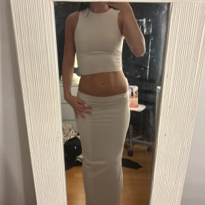 Beige settmed tight passform - Sälejer ett Beige sett med tight passform i storlek xs