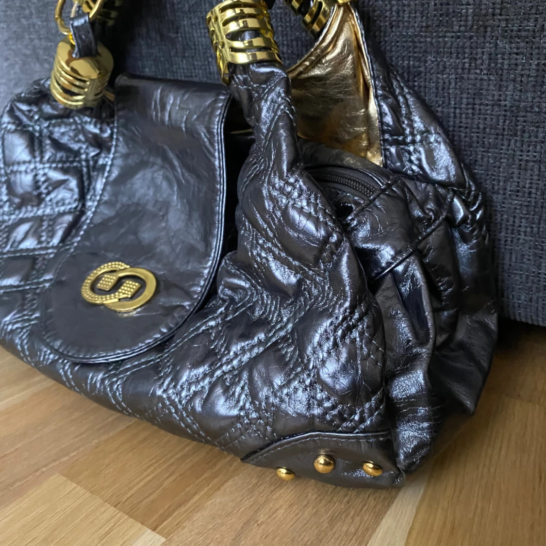 Silver quiltad handväska från Guess - 1