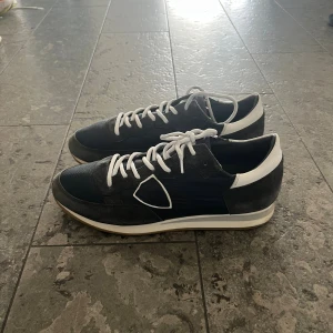 Philippe model skor - Säljer nu dessa Philippe model skor i storlek 43| Skick 9/10 Väldigt bra skick| Skriv vid funderingar|