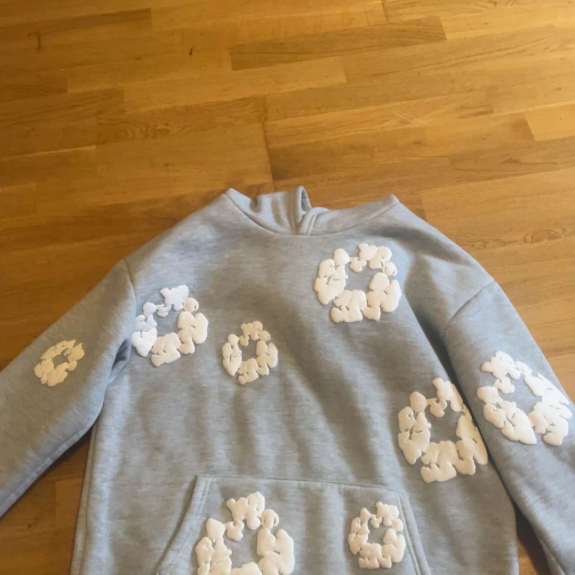 Grå hoodie från Denim Tears med blommor
