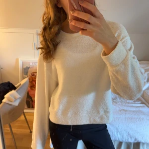 Vit mysig långärmad tröja - Supermjuk och fluffig vit tröja med lång ärm. Från ginatricot, den har två mindre ”fläckar” (se bild två) utöver det är den i väldigt fint skick. Storlek L men skulle säga att den mer är som en xs/s💞
