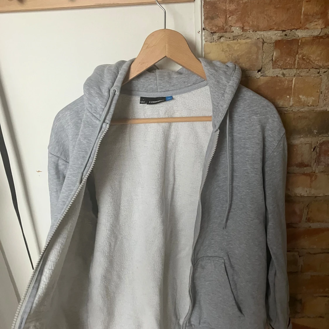 Grå hoodie med dragkedja J.Lindeberg - 3