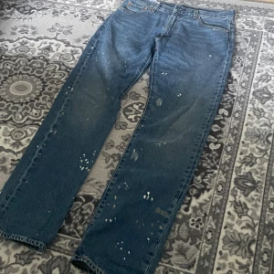 Levi's jeans W30 L34 - W29-30,L34, skitsnygga, kommer såhär (så de ingen diy), köpte de nya och använda endast ett fåtal gånger.