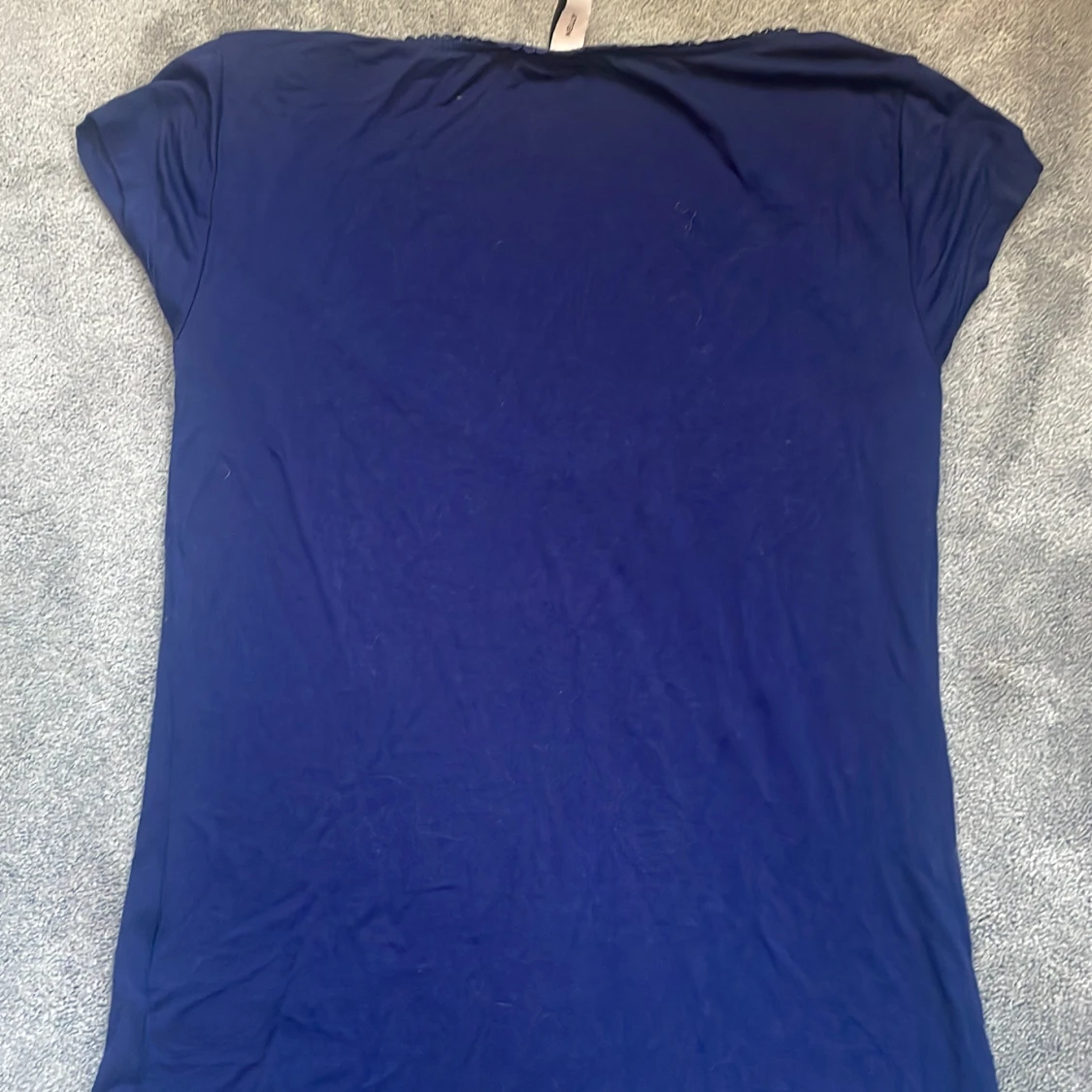 Mörkblå topp med v-ringning från Nelly - 2